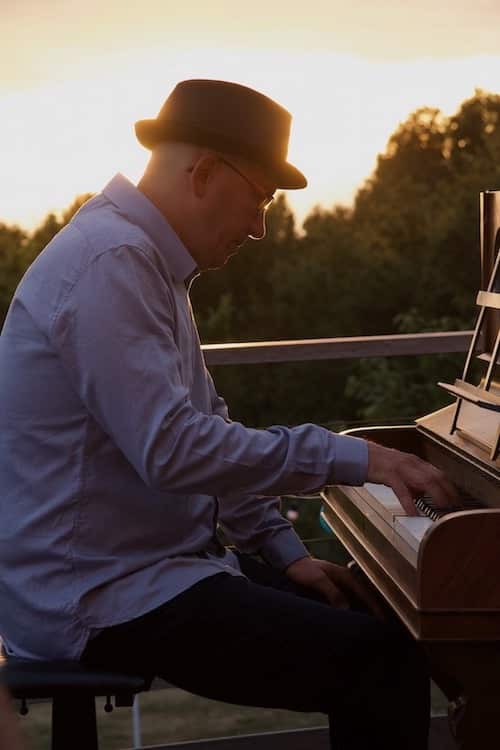 Aymeric Mahieu, pianiste et facilitateur à l'école de la fausse note bretagne - Cancale